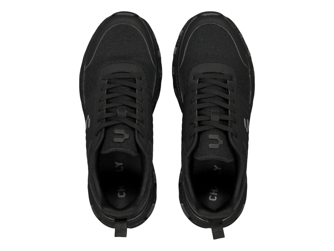 Tenis deportivos Charly color negro con suela texturizada y malla transpirable.