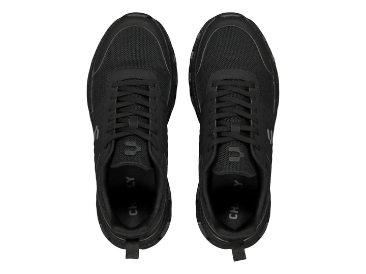 Tenis deportivos Charly color negro con suela texturizada y malla transpirable.