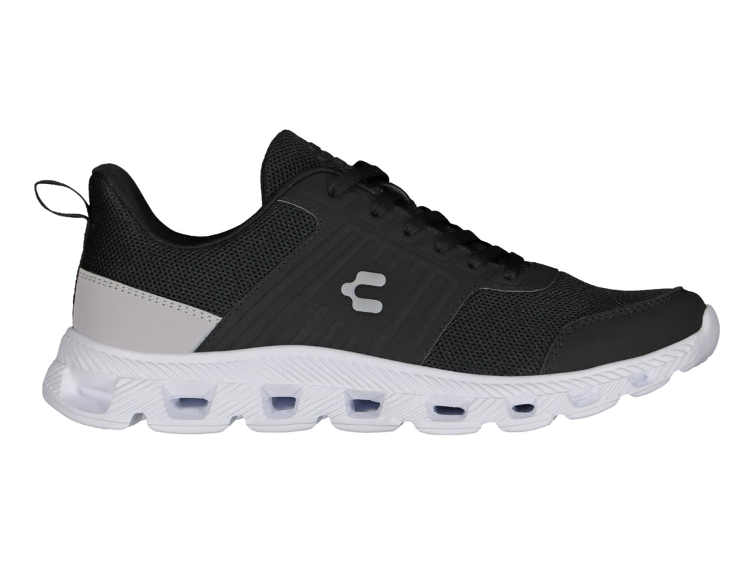 Tenis deportivos Charly color negro con suela blanca y detalle gris en el talón.