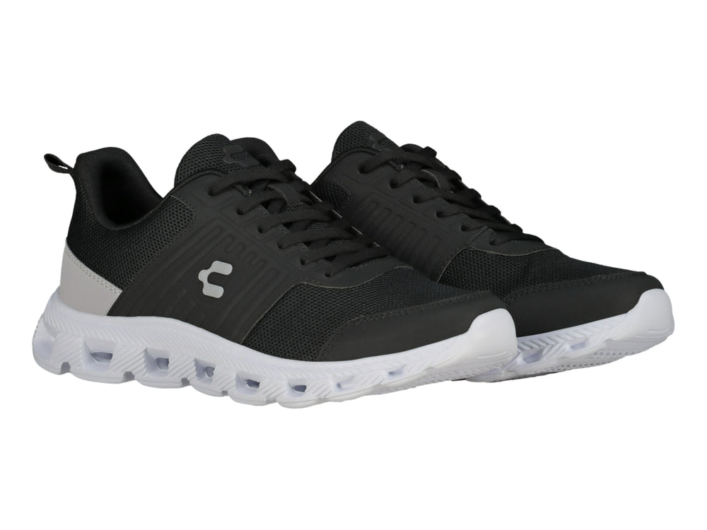 Tenis deportivos Charly color negro con suela blanca y detalle gris en el talón.