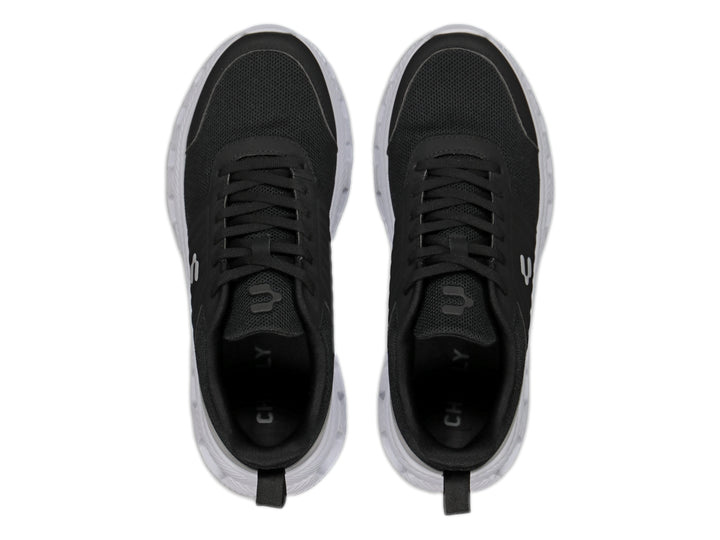 Tenis deportivos Charly color negro con suela blanca y detalle gris en el talón.