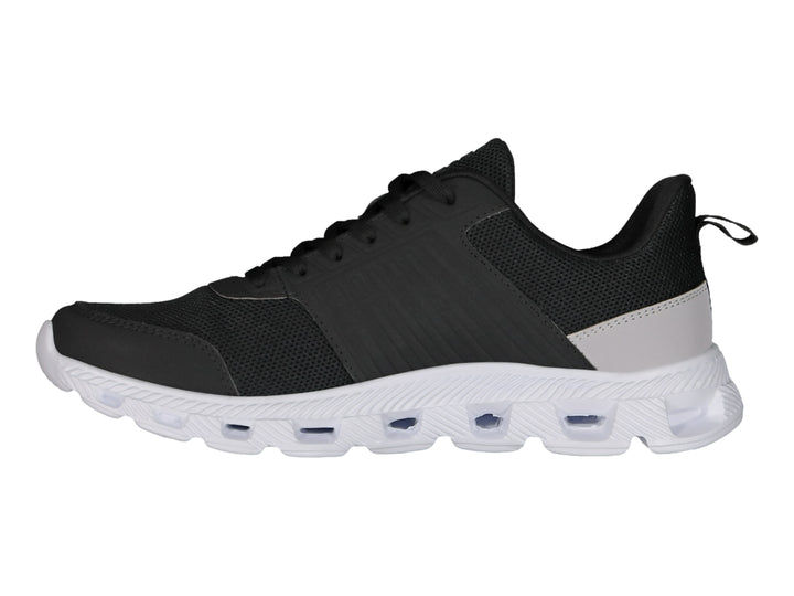 Tenis deportivos Charly color negro con suela blanca y detalle gris en el talón.