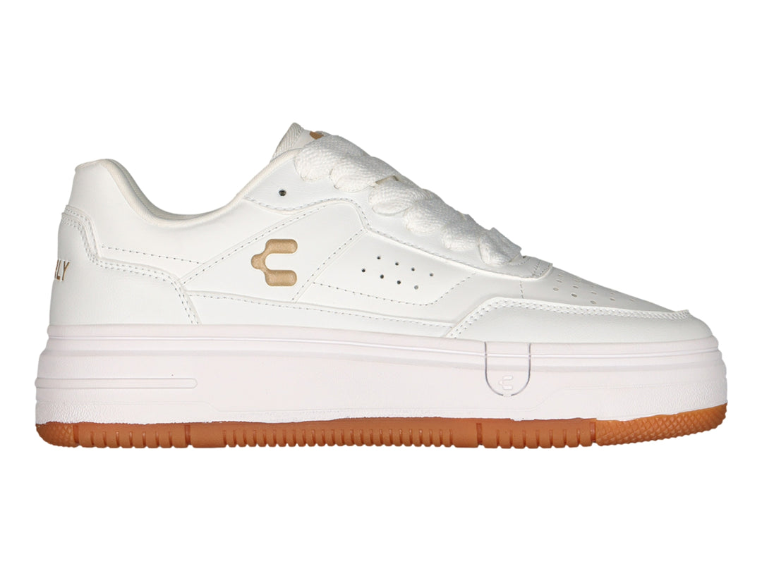Tenis Charly blancos de estilo urbano con suela gruesa y base de goma color café.
