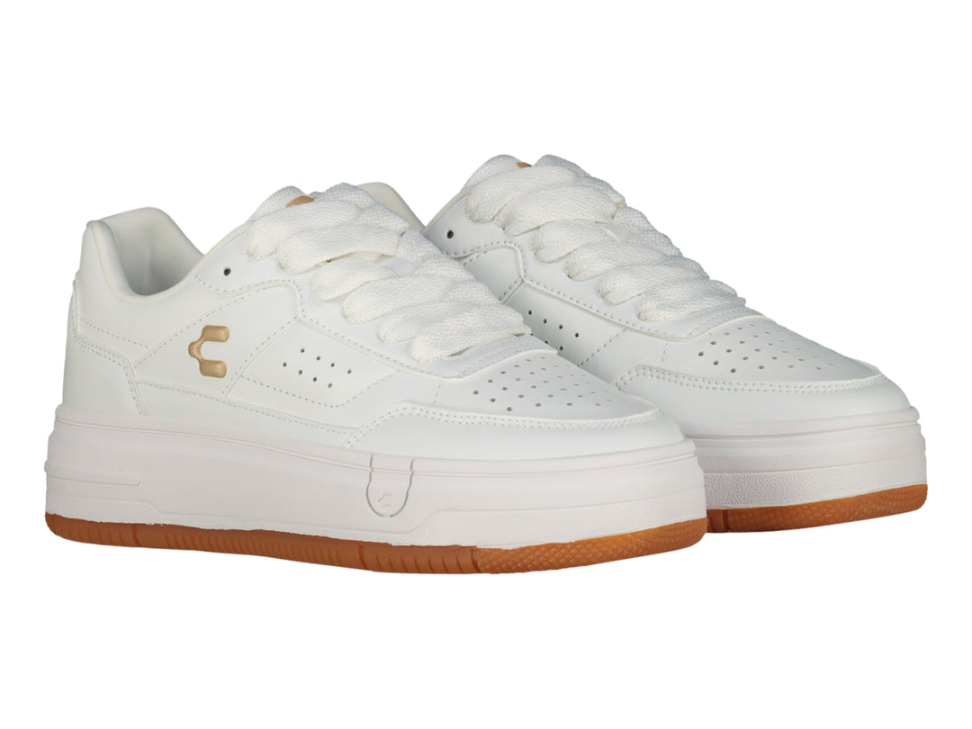 Tenis Charly blancos de estilo urbano con suela gruesa y base de goma color café.