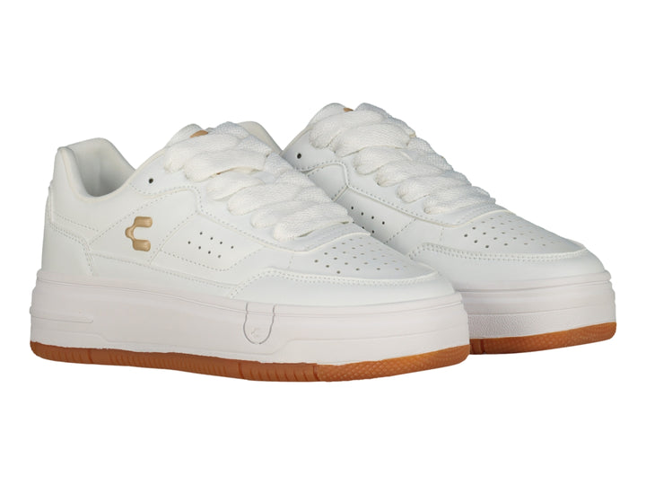 Tenis Charly blancos de estilo urbano con suela gruesa y base de goma color café.