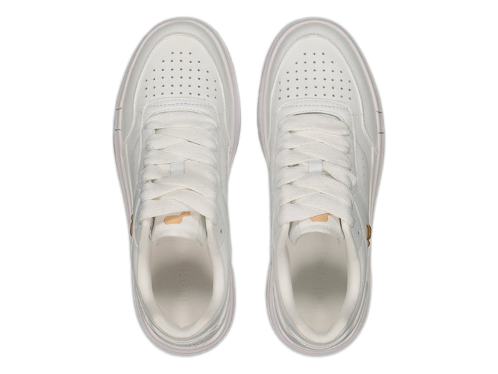 Tenis Charly blancos de estilo urbano con suela gruesa y base de goma color café.