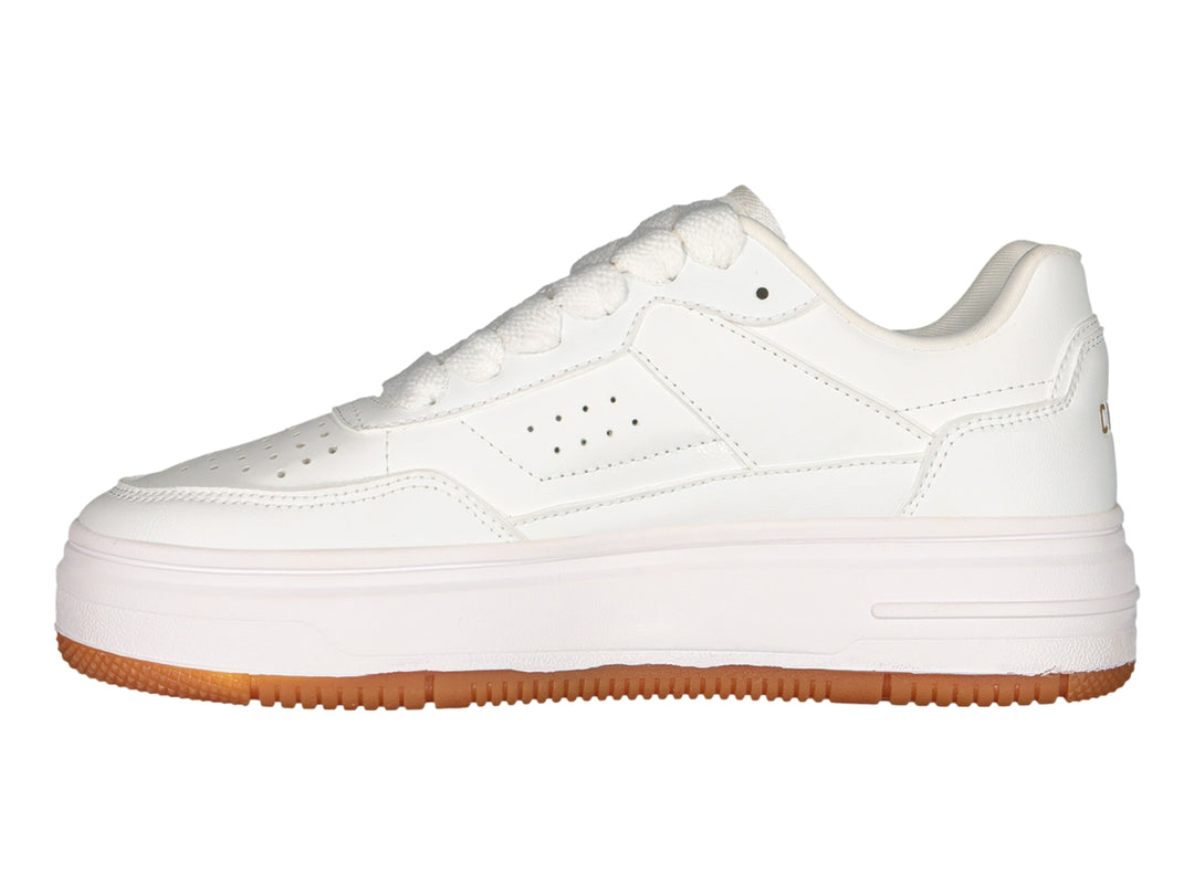 Tenis Charly blancos de estilo urbano con suela gruesa y base de goma color café.