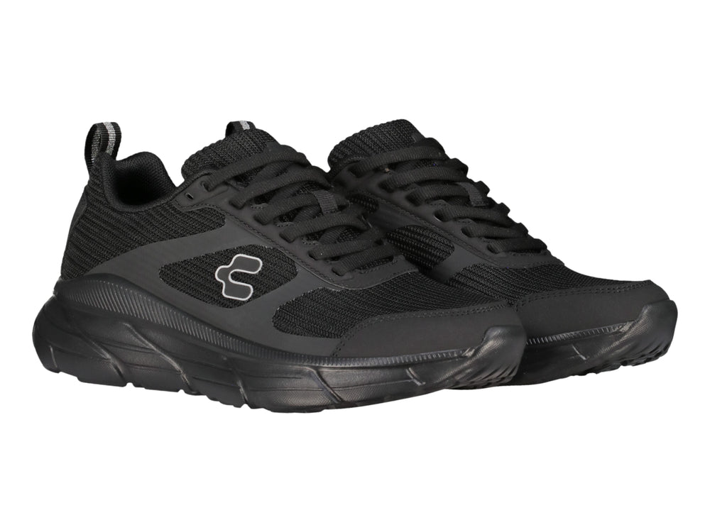 Tenis deportivos Charly color negro con malla transpirable y suela robusta sobre fondo blanco.