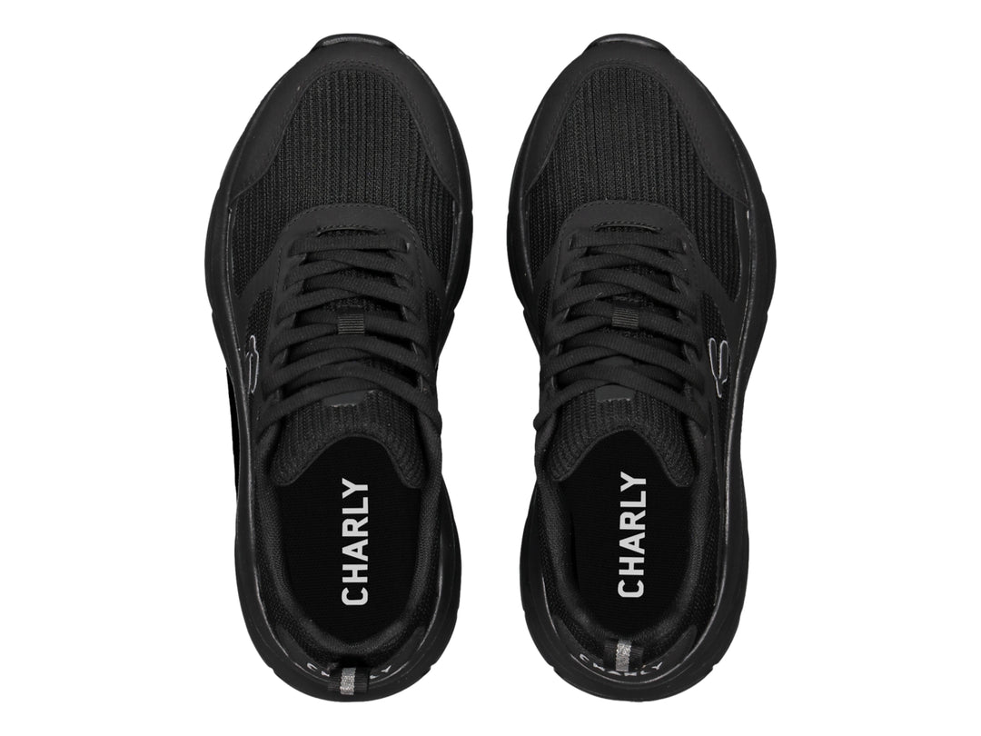 Tenis deportivos Charly color negro con malla transpirable y suela robusta sobre fondo blanco.