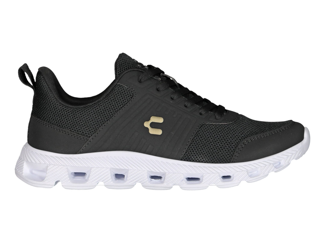 Tenis deportivos Charly color negro con suela blanca y logotipo dorado en el lateral.