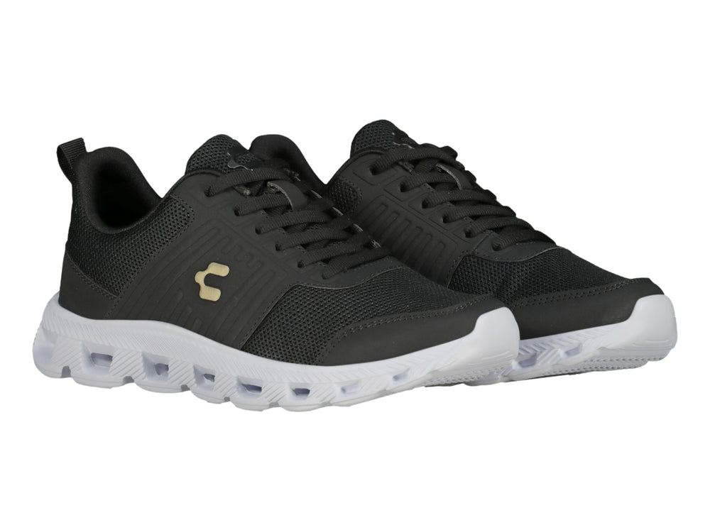 Tenis deportivos Charly color negro con suela blanca y logotipo dorado en el lateral.