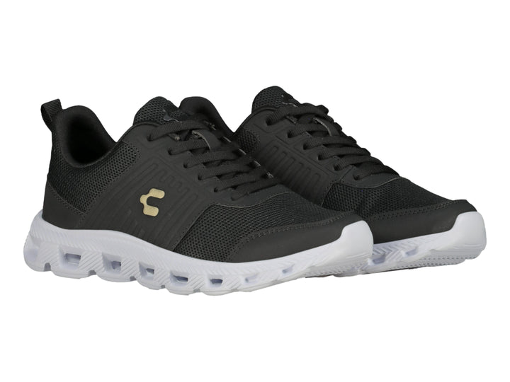 Tenis deportivos Charly color negro con suela blanca y logotipo dorado en el lateral.