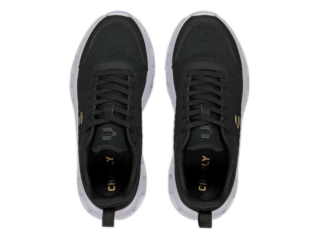 Tenis deportivos Charly color negro con suela blanca y logotipo dorado en el lateral.