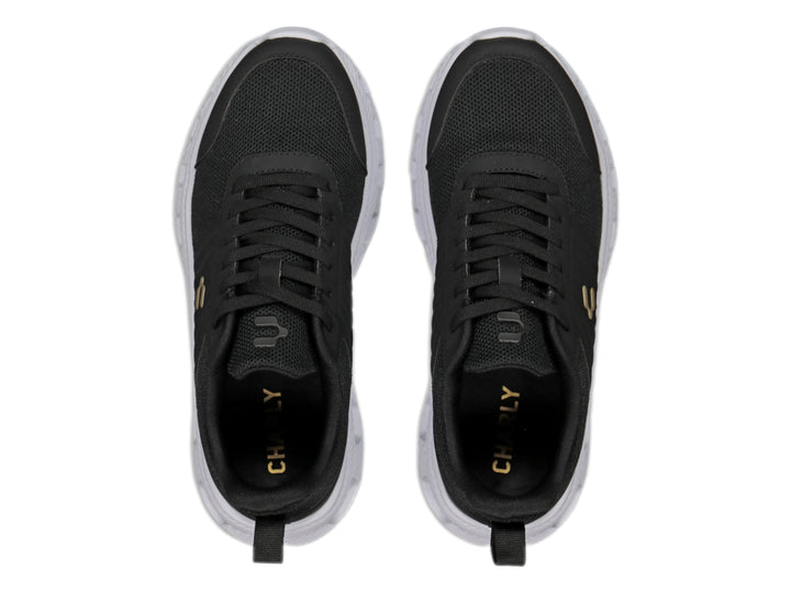Tenis deportivos Charly color negro con suela blanca y logotipo dorado en el lateral.