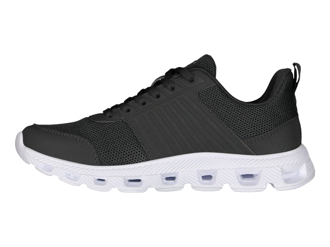 Tenis deportivos Charly color negro con suela blanca y logotipo dorado en el lateral.