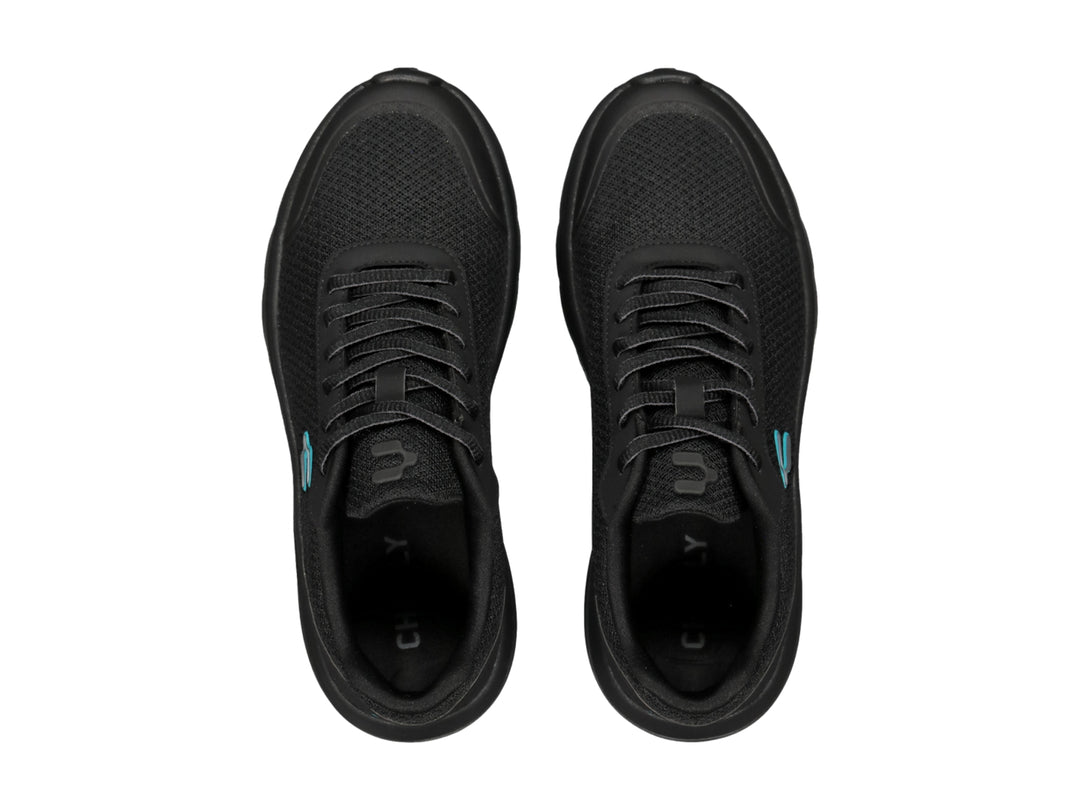 Tenis casuales Charly color negro con suela gruesa y logotipo azul claro.