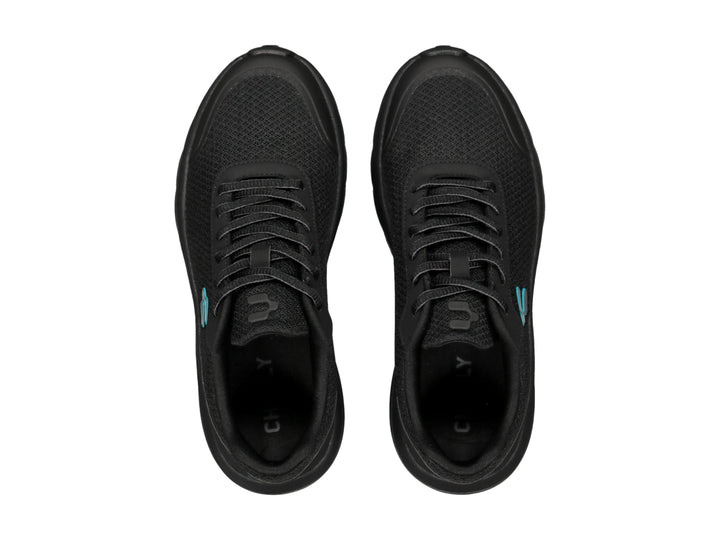 Tenis casuales Charly color negro con suela gruesa y logotipo azul claro.
