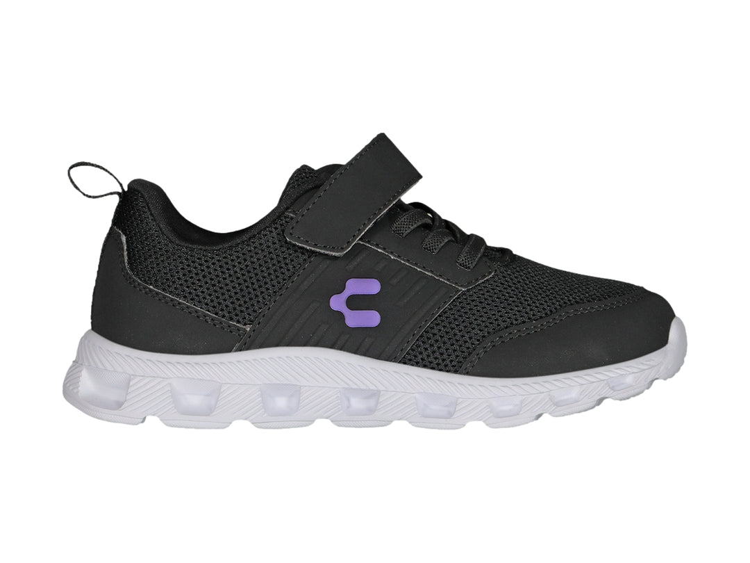 Tenis deportivos Charly color negro con detalles en lila y suela blanca para niños.