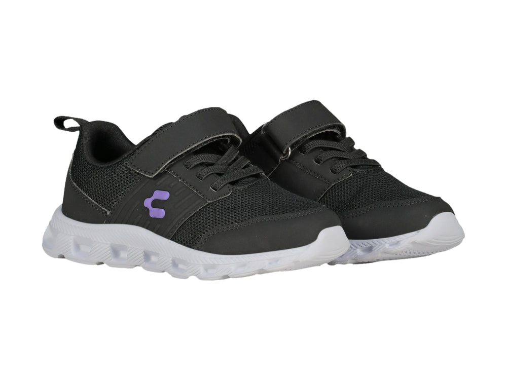 Tenis deportivos Charly color negro con detalles en lila y suela blanca para niños.