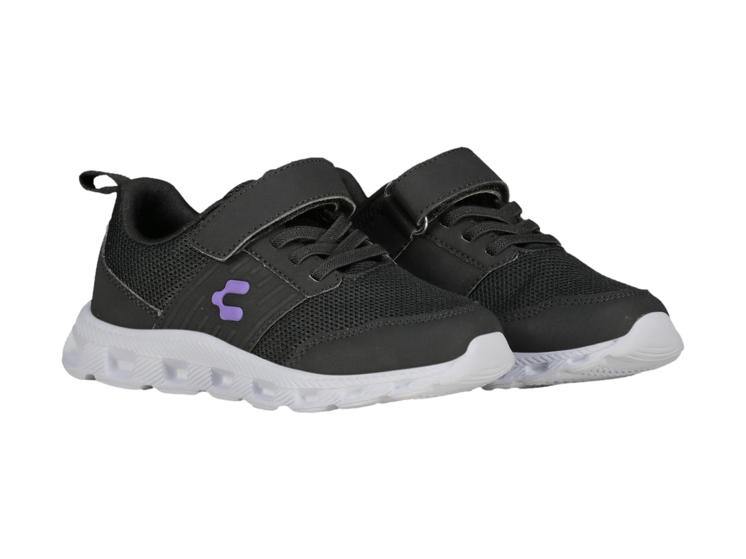 Tenis deportivos Charly color negro con detalles en lila y suela blanca para niños.