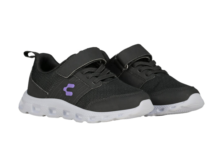 Tenis deportivos Charly color negro con detalles en lila y suela blanca para niños.