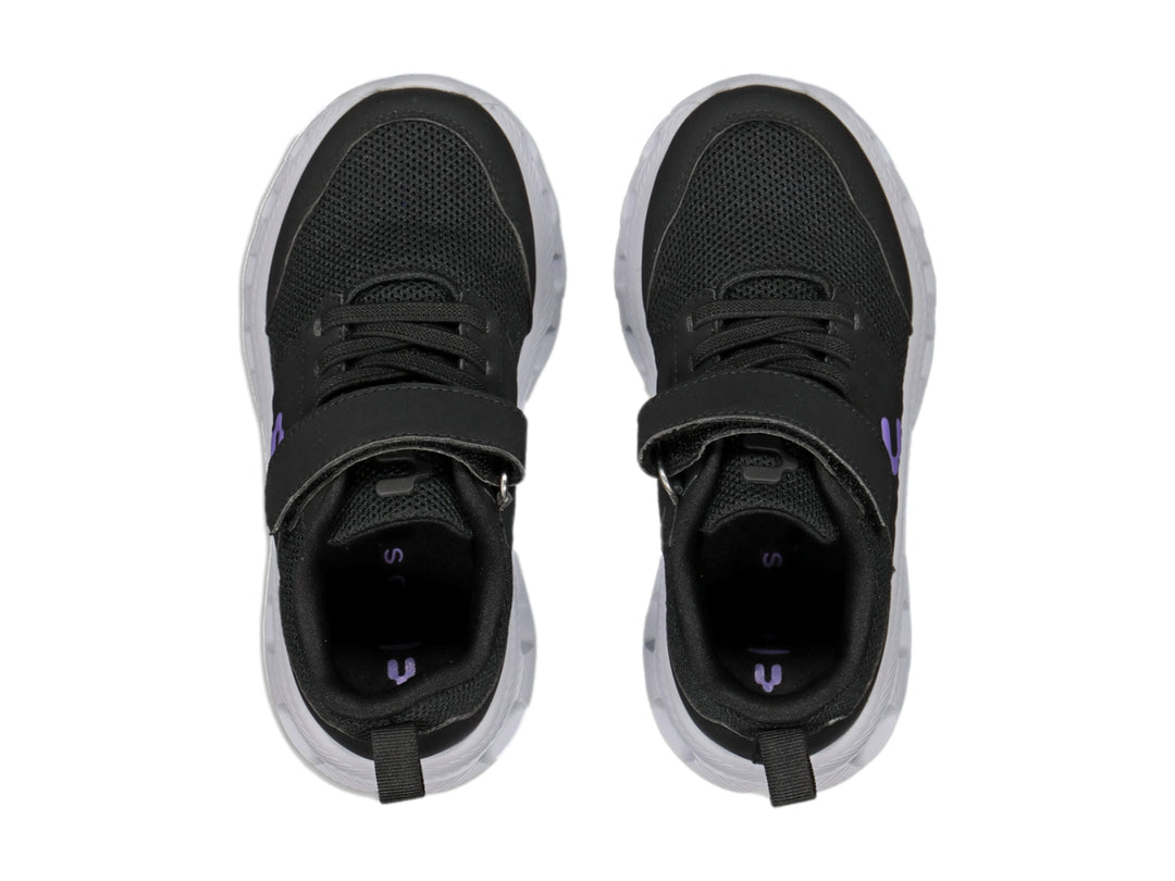 Tenis deportivos Charly color negro con detalles en lila y suela blanca para niños.