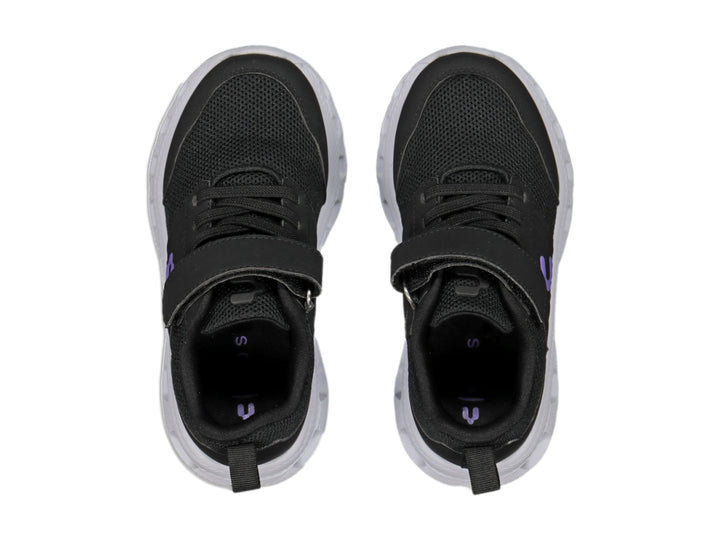 Tenis deportivos Charly color negro con detalles en lila y suela blanca para niños.