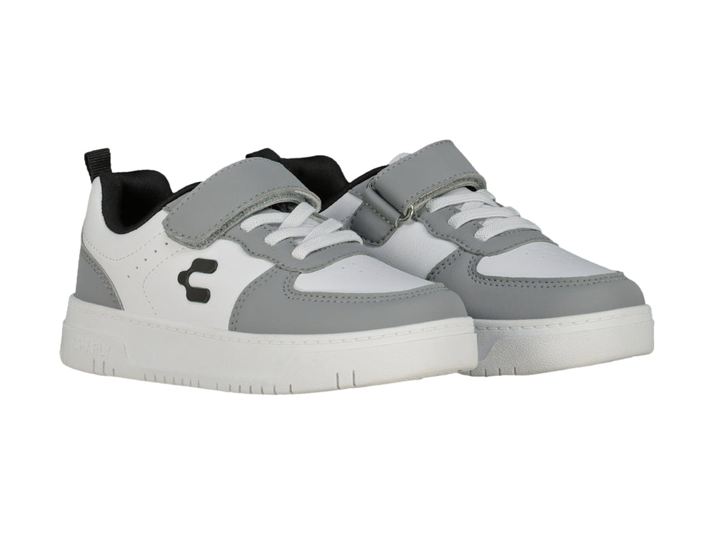 Tenis Charly color blanco y gris con correa de velcro y suela blanca.