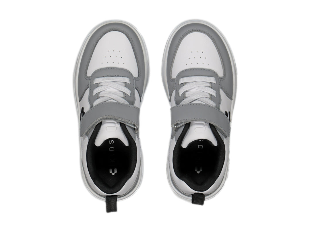 Tenis Charly color blanco y gris con correa de velcro y suela blanca.