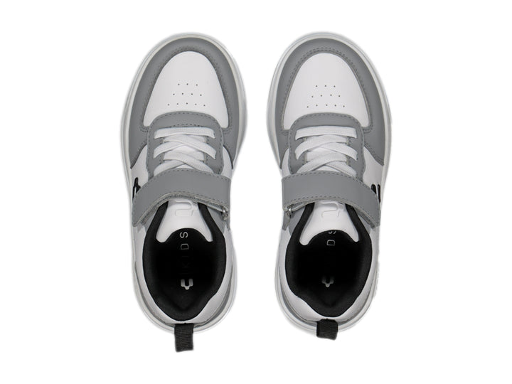 Tenis Charly color blanco y gris con correa de velcro y suela blanca.