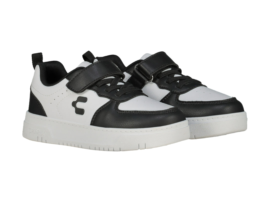Tenis Charly para niño en colores blanco y negro con cierre de velcro y suela blanca.