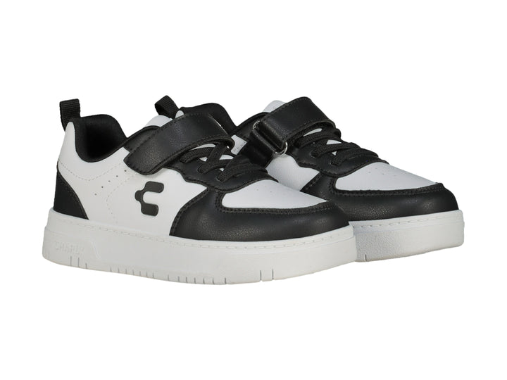 Tenis Charly para niño en colores blanco y negro con cierre de velcro y suela blanca.