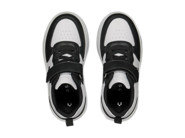 Tenis Charly para niño en colores blanco y negro con cierre de velcro y suela blanca.