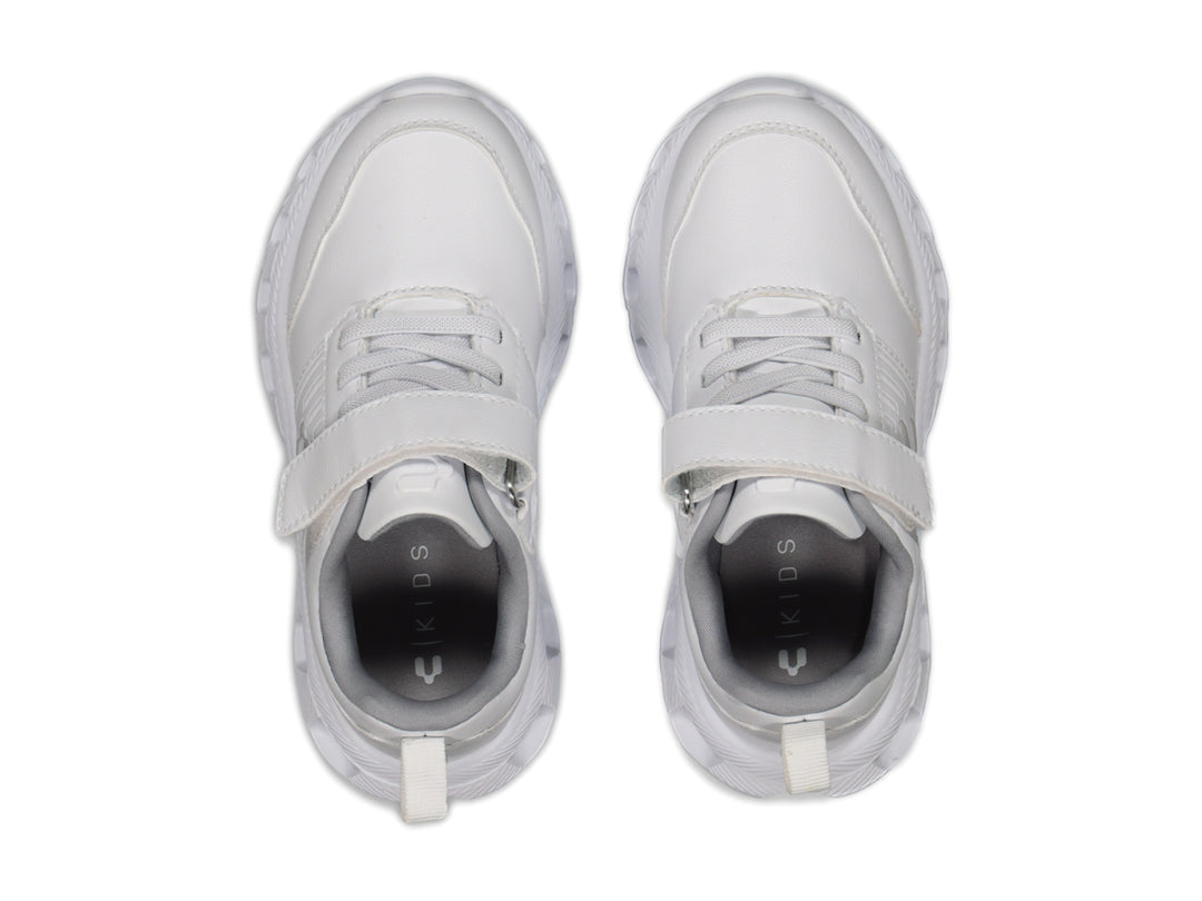 Tenis deportivos Charly para niño en color blanco con detalles en gris y cierre de velcro.
