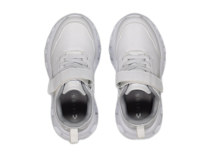 Tenis deportivos Charly para niño en color blanco con detalles en gris y cierre de velcro.