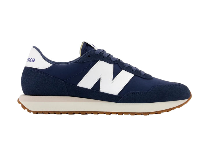 Tenis New Balance modelo 237 en color azul vintage indigo con detalles blancos y suela de goma café.