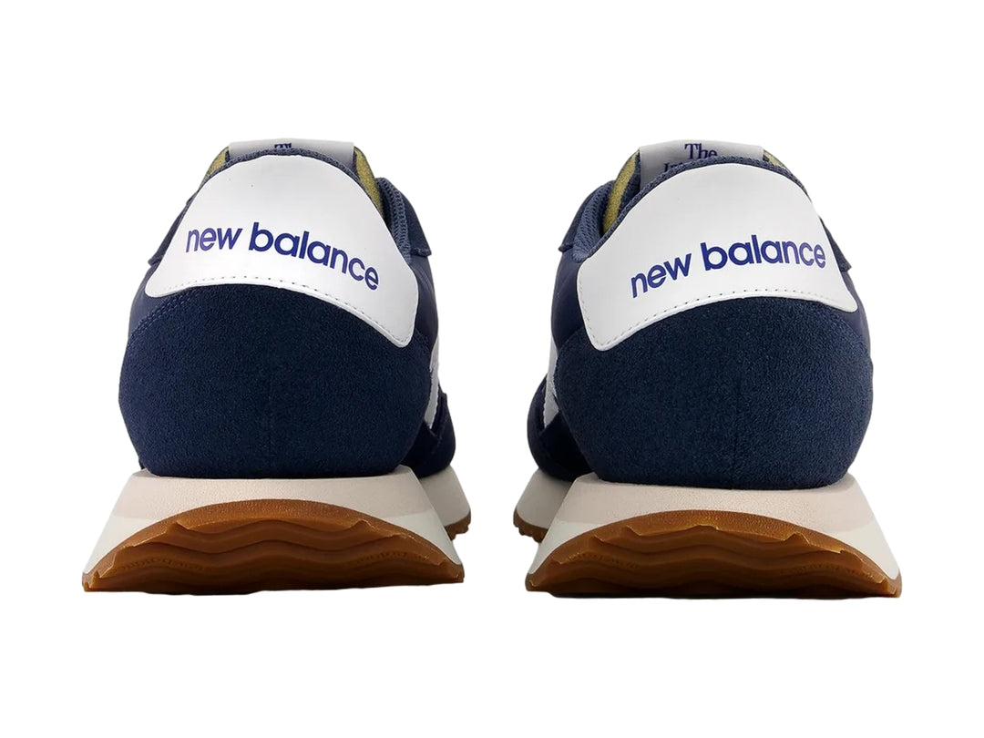 Tenis New Balance modelo 237 en color azul vintage indigo con detalles blancos y suela de goma café.