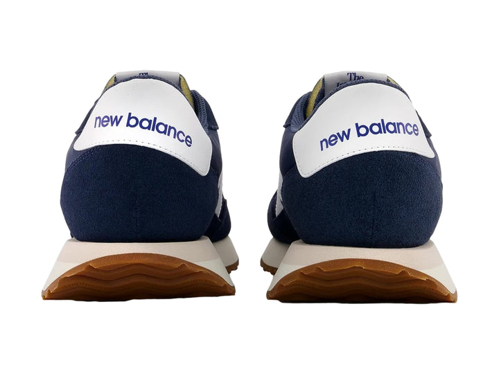 Tenis New Balance modelo 237 en color azul vintage indigo con detalles blancos y suela de goma café.