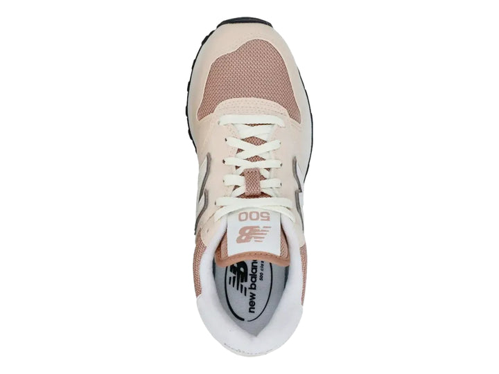 Tenis New Balance en colores beige y rosa con suela negra y detalles en blanco.