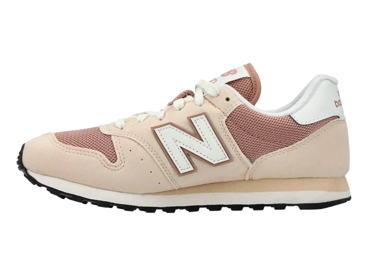 Tenis New Balance en colores beige y rosa con suela negra y detalles en blanco.