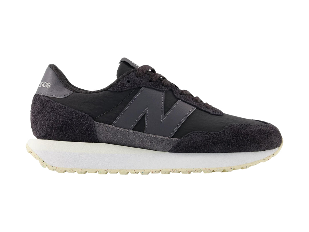 Tenis New Balance modelo 237 en color Castlerock con suela blanca y detalles en gamuza.