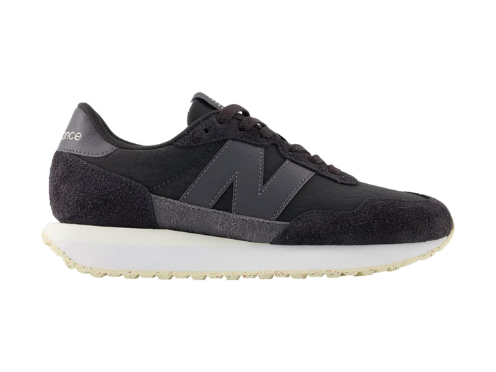 Tenis New Balance modelo 237 en color Castlerock con suela blanca y detalles en gamuza.