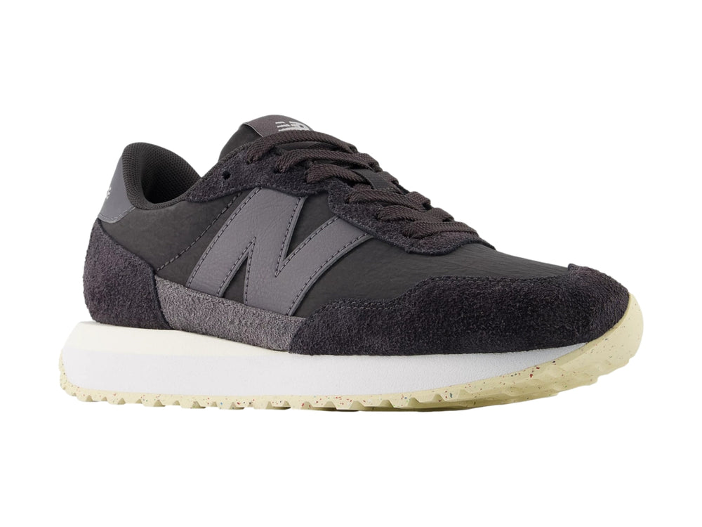 Tenis New Balance modelo 237 en color Castlerock con suela blanca y detalles en gamuza.