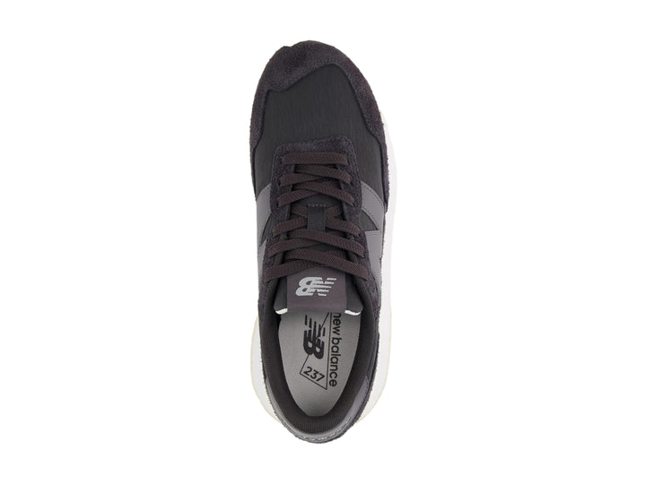 Tenis New Balance modelo 237 en color Castlerock con suela blanca y detalles en gamuza.