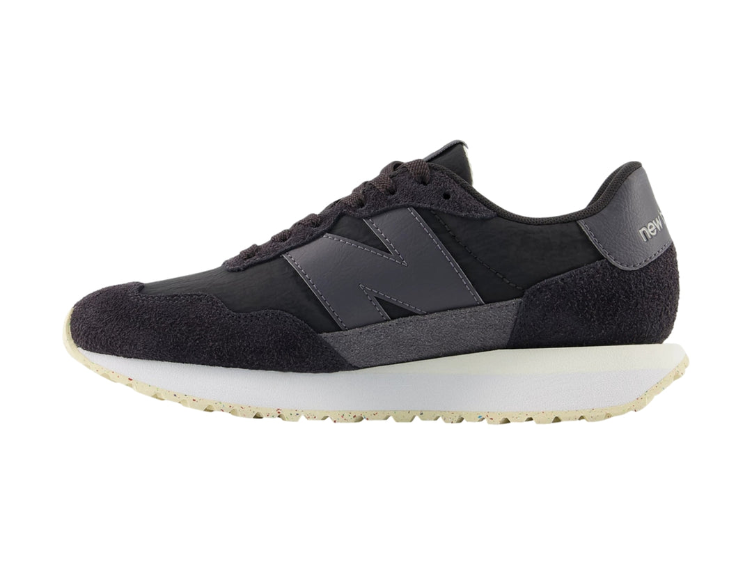 Tenis New Balance modelo 237 en color Castlerock con suela blanca y detalles en gamuza.
