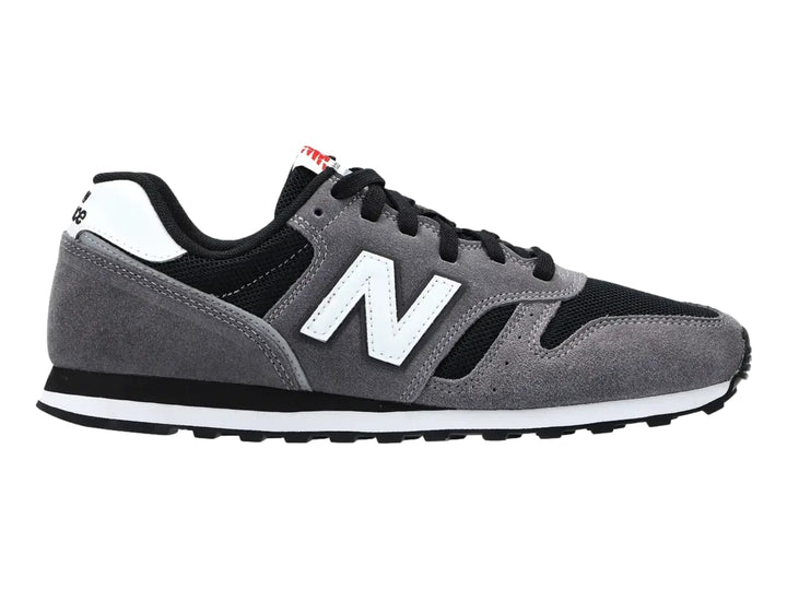 Tenis New Balance modelo 373 en color gris castlerock con detalles en negro y blanco.