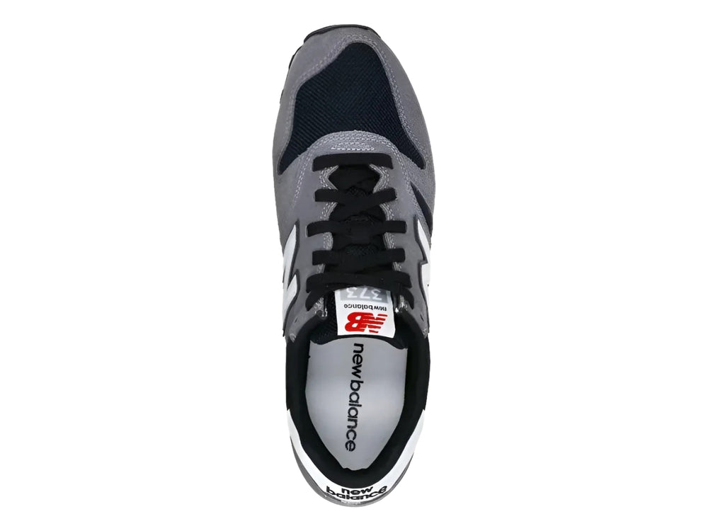 Tenis New Balance modelo 373 en color gris castlerock con detalles en negro y blanco.