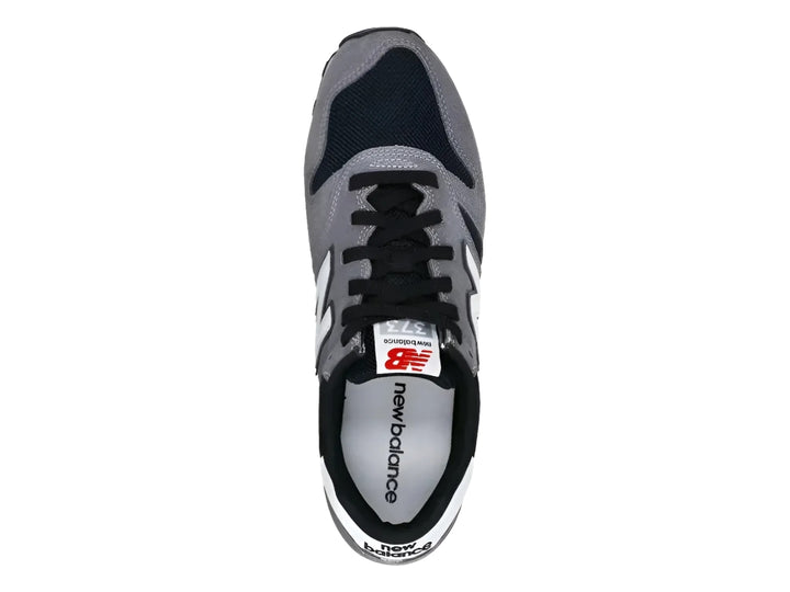 Tenis New Balance modelo 373 en color gris castlerock con detalles en negro y blanco.