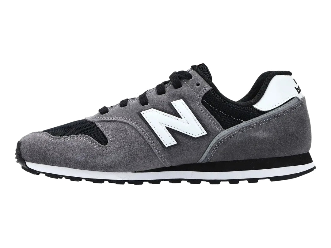 Tenis New Balance modelo 373 en color gris castlerock con detalles en negro y blanco.