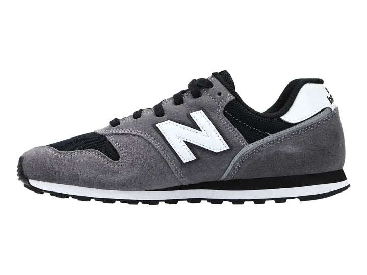Tenis New Balance modelo 373 en color gris castlerock con detalles en negro y blanco.